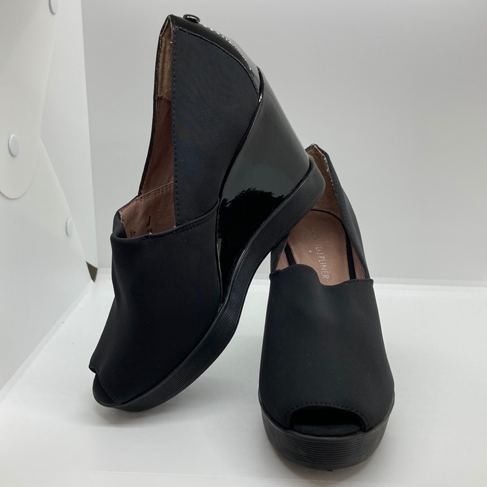 Donald Pliner Women’s Cari Black Peep Toe Wedge Heel Shoe- Size 7.